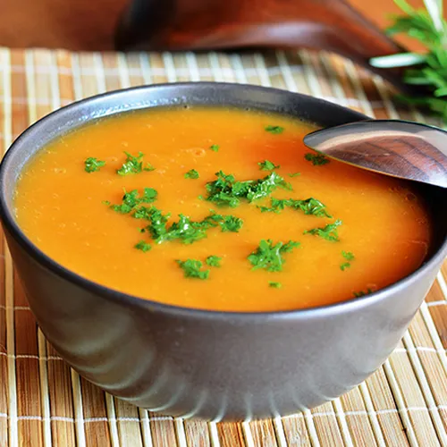 Süßkartoffelsuppe mit Knoblauch-Croûtons