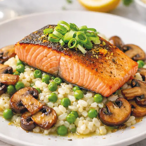 Lachsfilet auf cremigem Erbsen-Risotto