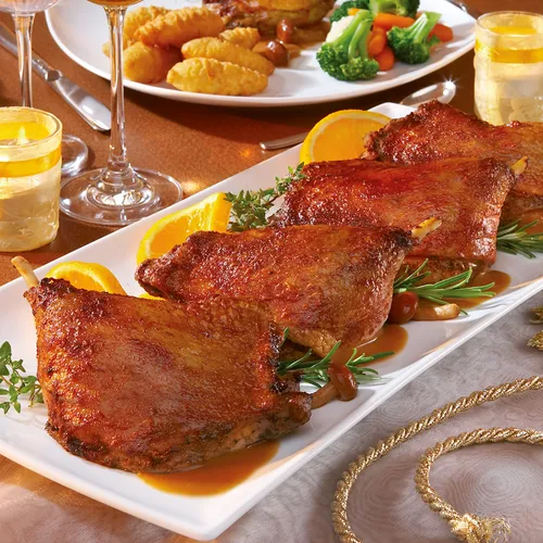 Maranierte Entenkeulen mit Rotweinsauce,  Apfelrotkohl und Kartoffelklößen