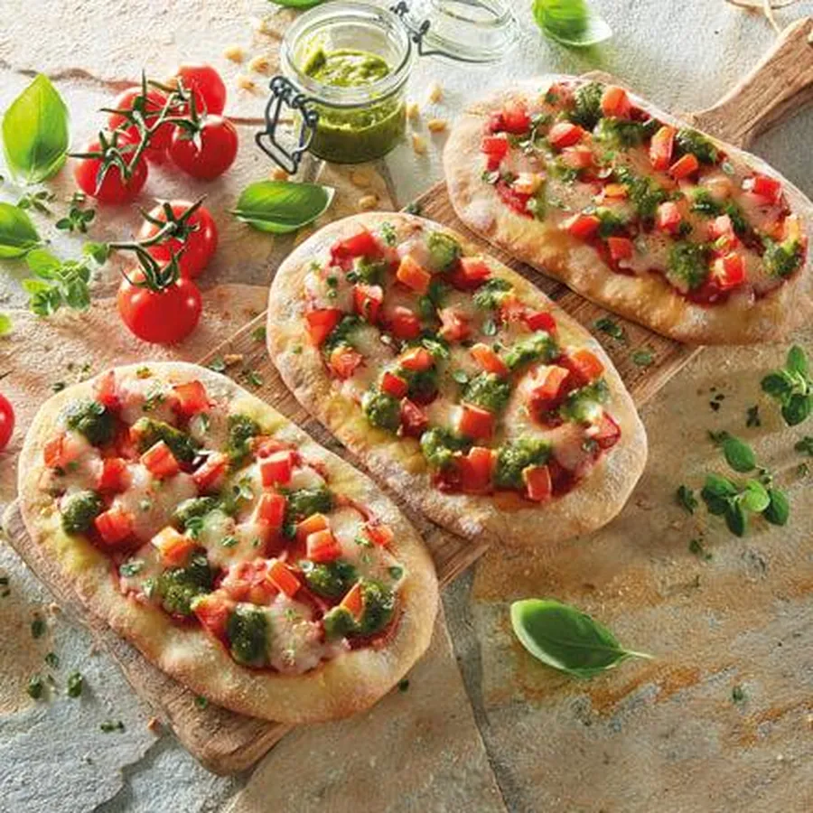 Steinofen Pinsa Tomate Pesto