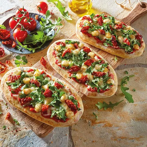 Abbildung Holzofen Pinsa Tomate Rucola