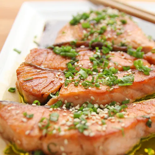 Gegrillte Lachsfilets mit Dill-Knoblauch-Butter