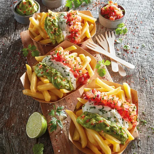 Streetfood Pommes mit Tomatensalsa, Guacamole und Aioli