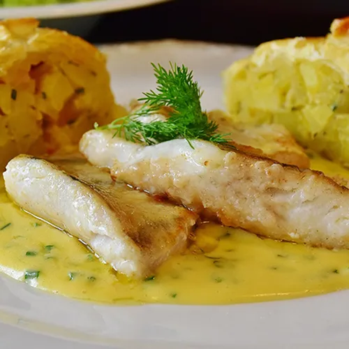 Scholle Finkenwerder Art mit Blattsalat und Bratkartoffeln