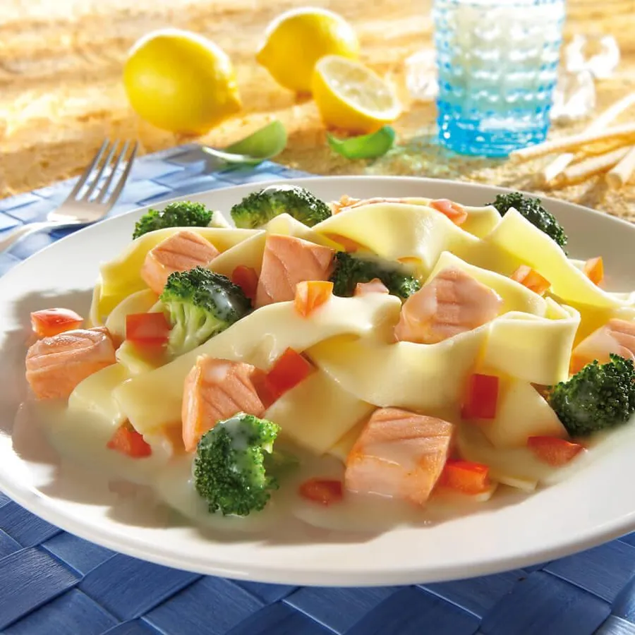 Bandnudelpfanne mit Lachs