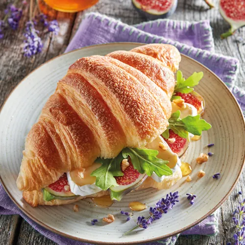 Croissants mit Brie, Feigen und Lavendelhonig