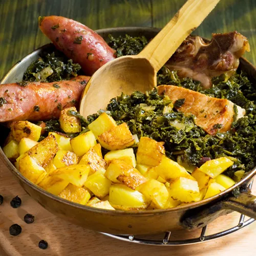 Bratkartoffeln mit Mettenden und Grünkohl