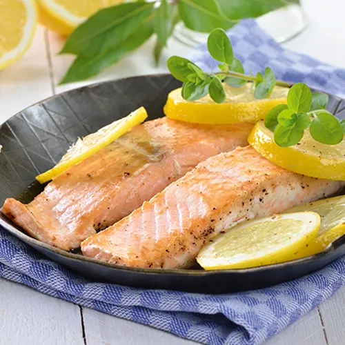 Zweierlei vom Fisch im Mandelmantel an Gorgonzola Spinat