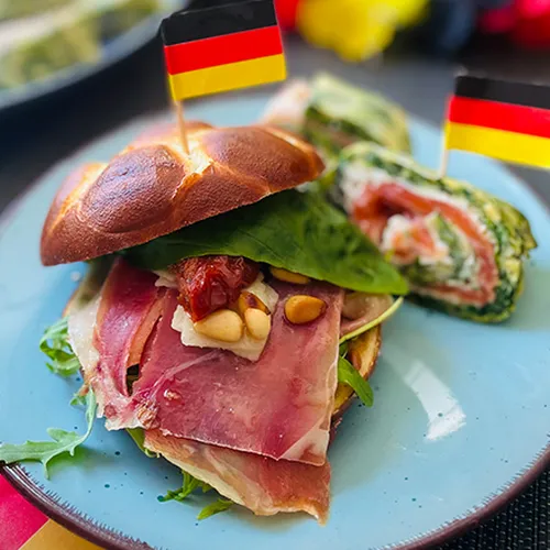 Fußballbrötchen Schinken Ruccola und Lachsrolle mit Spinat